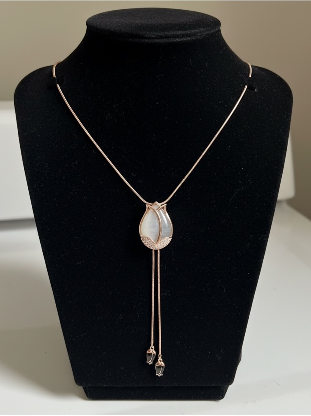 Adjustable Rose Gold Tulip Lariat Necklace with White Mother-of-Pearl